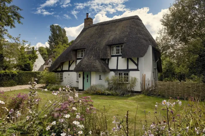 Framed Print : Thatch Cottage, Hampshire, England Framed Print : Thatch Cottage, Hampshire, England