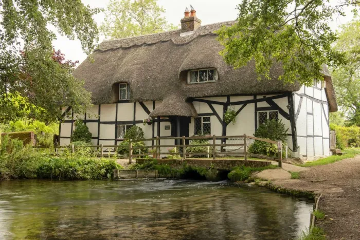 Framed Print : Thatch Cottage, New Alresford, Hampshire, England Framed Print : Thatch Cottage, New Alresford, Hampshire, England