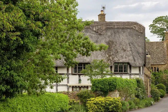 Framed Print : Thatched cottage in the idyllic Cotswolds village of Stanton, Gloucestershire, England. Spring (May) 2024