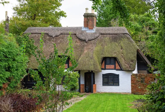 Framed Print : A thatched cottage in Lyndhurst village, New Forest, Hampshire, England Framed Print : A thatched cottage in Lyndhurst village, New Forest, Hampshire, England