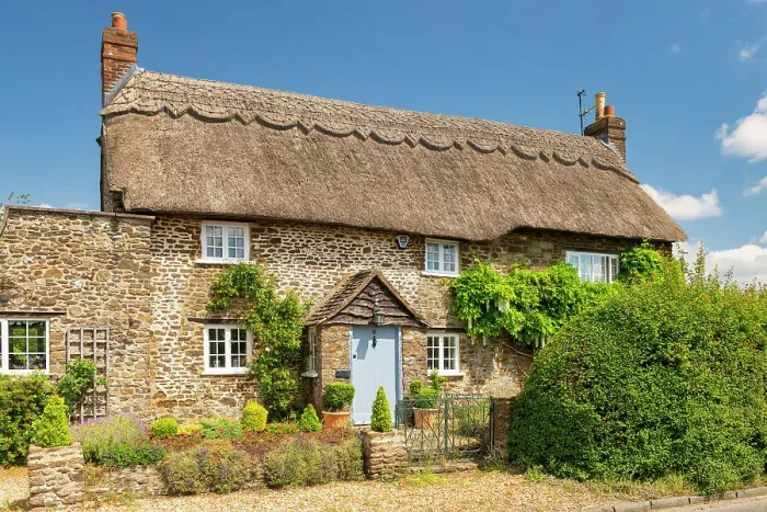 Framed Print : Thatched Cottage, near Lacock, Wiltshire, England Framed Print : Thatched Cottage, near Lacock, Wiltshire, England