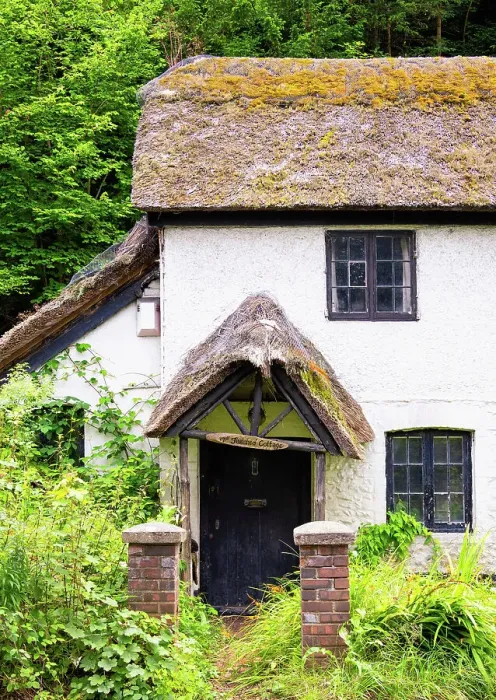 Framed Print : The Thatched Cottage on Shooters Hill, Berkshire, England Framed Print : The Thatched Cottage on Shooters Hill, Berkshire, England