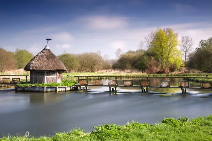 Framed Print : Thatched fishermans hut and eel traps spanning the River Test near Leckford Framed Print : Thatched fishermans hut and eel traps spanning the River Test near Leckford
