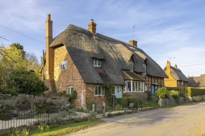 Framed Print : Thatched house, Clifton Hampton, Oxford, Oxfordshire, England Framed Print : Thatched house, Clifton Hampton, Oxford, Oxfordshire, England
