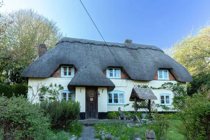 Framed Print : Thatched roof cottage, Wherwell UK