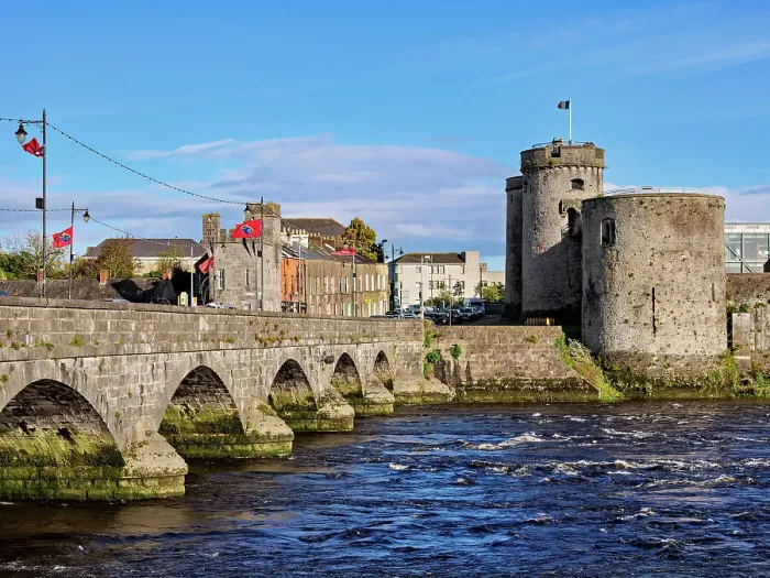 Framed Print : Thomond Bridge and King John's Castle, Limerick, County Limerick, Ireland Framed Print : Thomond Bridge and King John's Castle, Limerick, County Limerick, Ireland