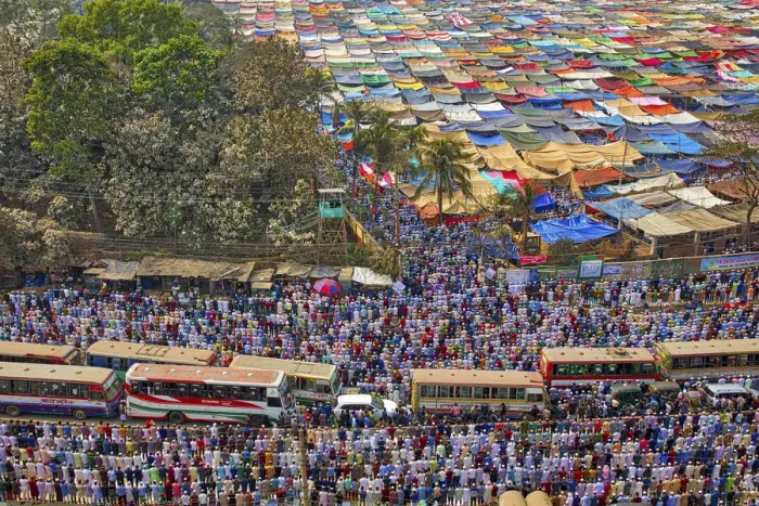 Framed Print : Thousands of Muslims kneel in the middle of a busy road junction to pray Framed Print : Thousands of Muslims kneel in the middle of a busy road junction to pray