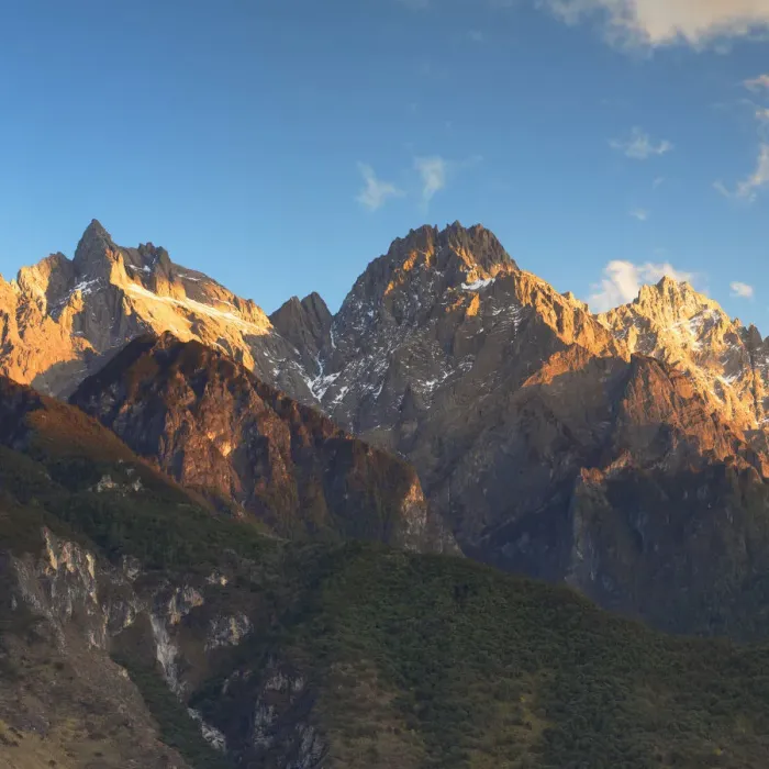 Framed Print : Tiger Leaping Gorge and Jade Dragon Snow Mountain (Yulong Xueshan), Yunnan, China Framed Print : Tiger Leaping Gorge and Jade Dragon Snow Mountain (Yulong Xueshan), Yunnan, China