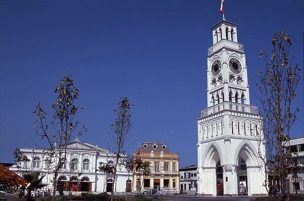 Torre Reloj, a tall white clocktower in the central square