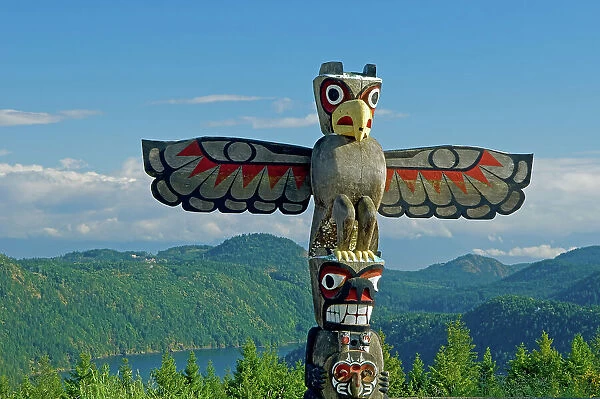 Totem pole at the Malahat Summit Viewpoint. Malahat Drive on Vancouver Island, British Columbia, Canada