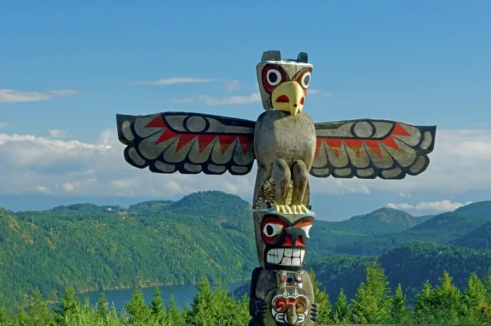Framed Print : Totem pole at the Malahat Summit Viewpoint. Malahat Drive on Vancouver Island, British Columbia, Canada Framed Print : Totem pole at the Malahat Summit Viewpoint. Malahat Drive on Vancouver Island, British Columbia, Canada