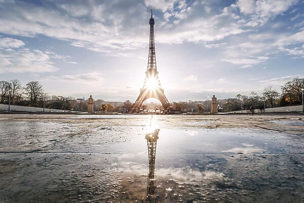 Tour Eiffel at sunrise reflected in pool, view from Trocadero terrace (Paris