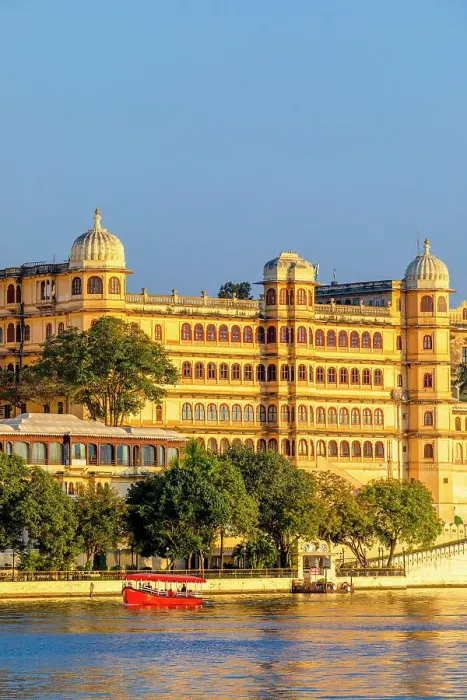 Framed Print : Tourist Boat on Lake Pichola with the City Palace in the background, Udaipur, Rajasthan, India, South Asia