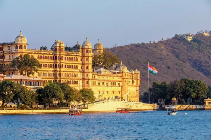 Framed Print : Tourist Boat on Lake Pichola with the City Palace in the background, Udaipur, Rajasthan, India, South Asia