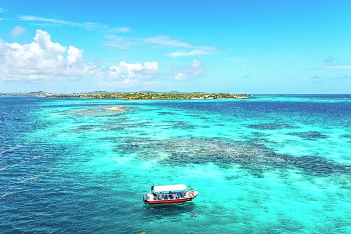 Framed Print : Tourists admiring the coral reef and turquoise sea during a boat trip, aerial view, Antigua, Antigua & Barbuda, Caribbean Framed Print : Tourists admiring the coral reef and turquoise sea during a boat trip, aerial view, Antigua, Antigua & Barbuda, Caribbean