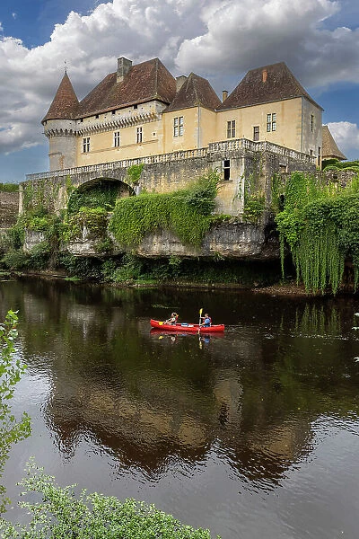 Tourists canoe on the Vezere river, Chateau de Losse, Thenac, Dordogne, Nouvelle-Aquitaine, France
