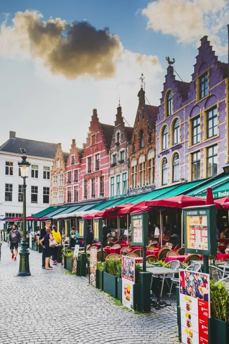Framed Print : Tourists sitting in cafè on Bruges main square, Belgium Framed Print : Tourists sitting in cafè on Bruges main square, Belgium