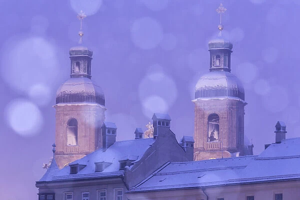 The towers of the St. Jakob cathedral on a snowy evening as seen from the Innbruecke bridge, Innsbruck Stadt, Innsbruck, Tyrol, Austria