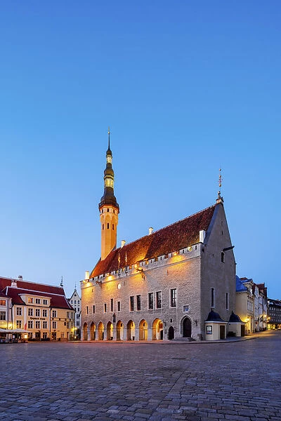 Town Hall at dawn, Raekoja plats, Old Town Market Square, Tallinn, Estonia