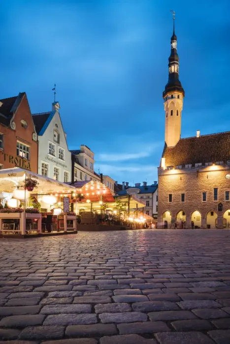 Framed Print : Town Hall Square (Raekoja plats) at dusk, Old Town, Tallinn, Estonia, Europe Framed Print : Town Hall Square (Raekoja plats) at dusk, Old Town, Tallinn, Estonia, Europe