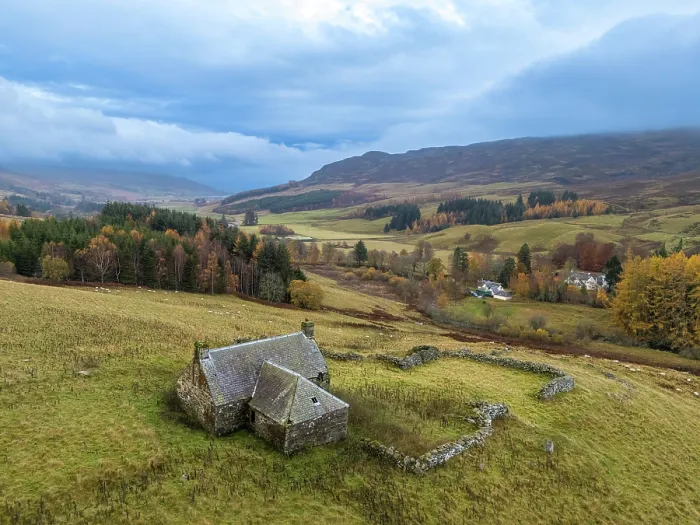 Framed Print : Traditional bothy, near Loch Freuchie, Amulree, Perthshire, Scotland