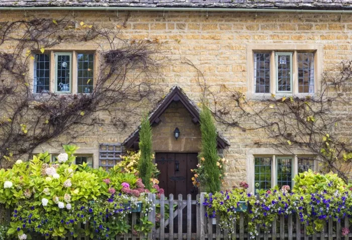 Framed Print : Traditional Cotswold cottage, Gloucestershire, UK