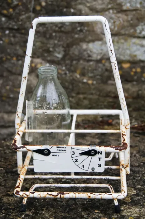 Framed Print : Traditional glass milk bottle in a vintage carrier, Cotswolds, Oxfordshire, UK Framed Print : Traditional glass milk bottle in a vintage carrier, Cotswolds, Oxfordshire, UK