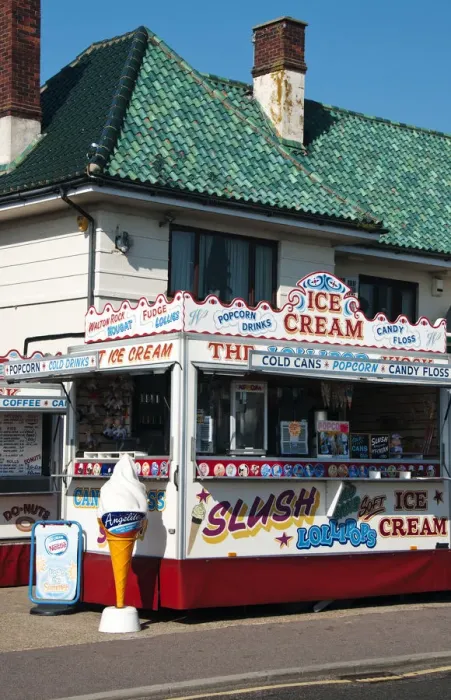 Framed Print : Traditional ice cream kiosk in Walton-on-the-Naze, Essex, UK Framed Print : Traditional ice cream kiosk in Walton-on-the-Naze, Essex, UK