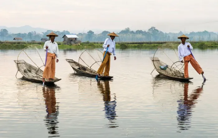Framed Print : Traditional Intha fishermen on Inle Lake, Burma / Myanmar Framed Print : Traditional Intha fishermen on Inle Lake, Burma / Myanmar