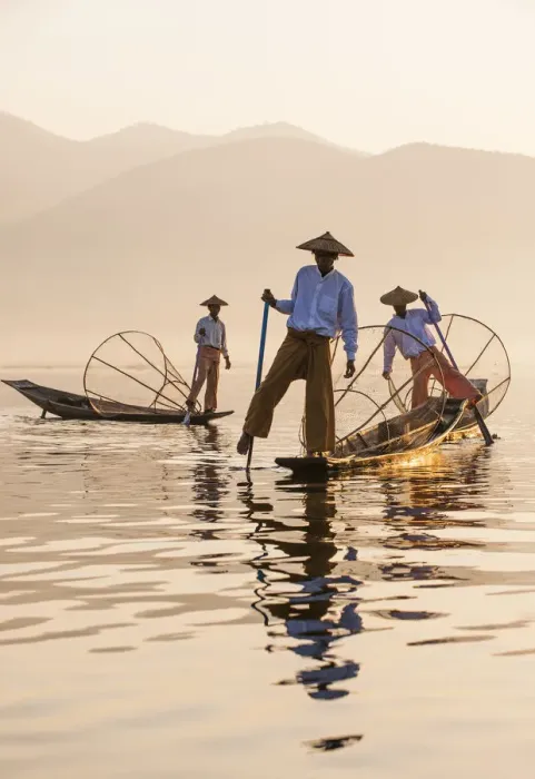 Framed Print : Traditional Intha fishermen on Inle Lake, Burma / Myanmar Framed Print : Traditional Intha fishermen on Inle Lake, Burma / Myanmar
