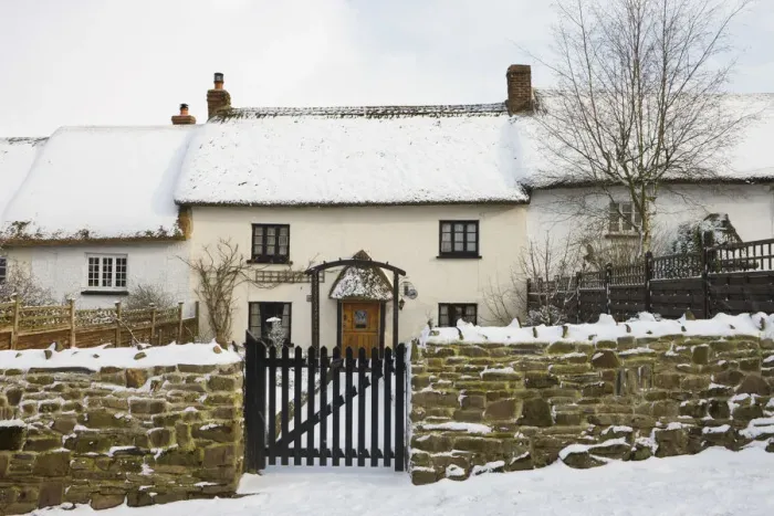 Framed Print : Traditional thatched cottage along Fore Street, forming part of the longest continuous Framed Print : Traditional thatched cottage along Fore Street, forming part of the longest continuous