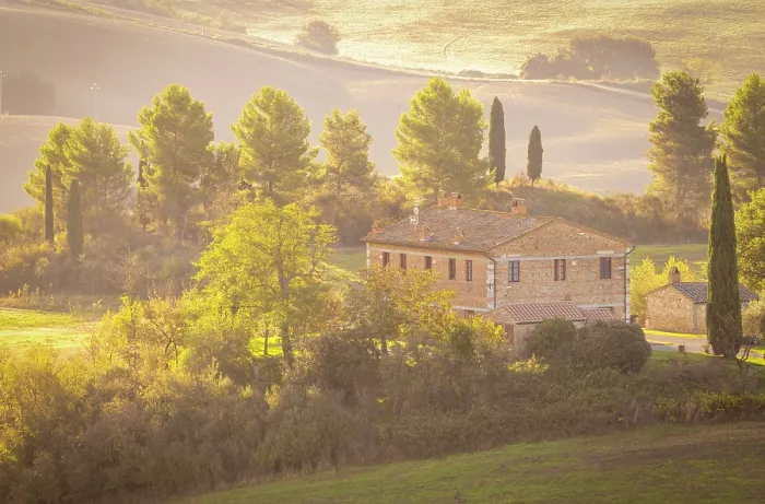 Framed Print : Traditional Tuscan farmhouse set amongst trees and rolling hills, Val d'Orcia, San Quirico d'Orcia, Tuscany, Italy