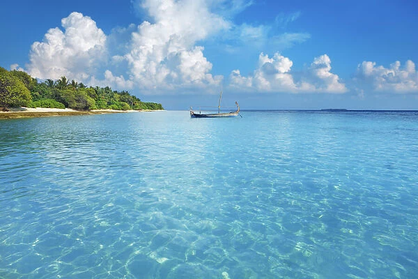 Tropical lagoon with dhoni - Maldives, Baa Atoll, Kunfunadhoo - Soneva Fushi