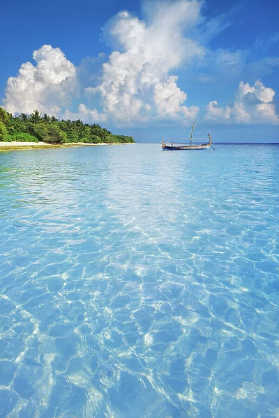 Tropical lagoon with dhoni - Maldives, Baa Atoll, Kunfunadhoo - Soneva Fushi