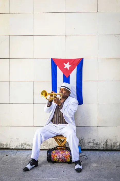 Framed Print : A trumpet player in Plaza de Armas, La Habana Vieja (Old Town), Havana, Cuba Framed Print : A trumpet player in Plaza de Armas, La Habana Vieja (Old Town), Havana, Cuba