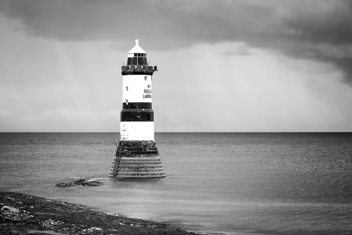 Framed Print : Trwyn Du Lighthouse (Penmon Lighthouse), Anglesey, Wales