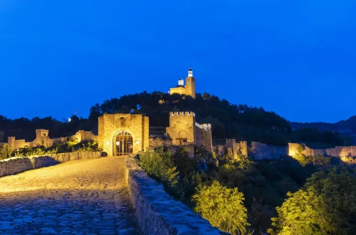Framed Print : Tsarevets fortress and the Ascension Cathedral on the top of the hill, at dusk Framed Print : Tsarevets fortress and the Ascension Cathedral on the top of the hill, at dusk