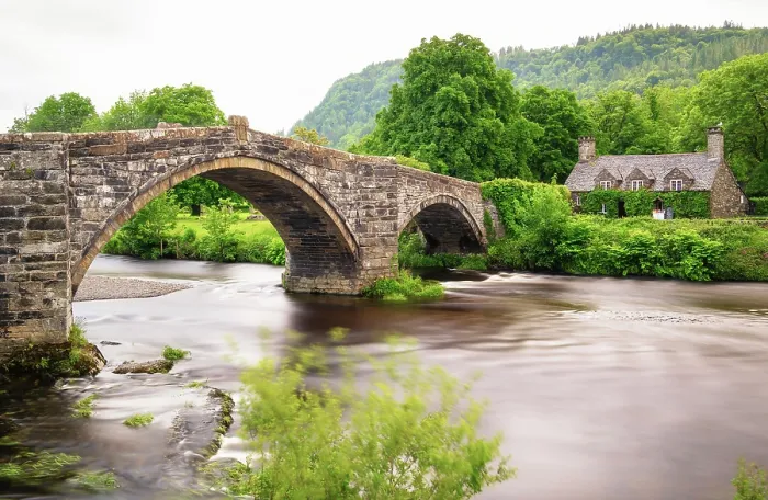 Framed Print : Tu Hwnt i'r Bont tearoom and Pont Fawr Bridge over Afon Conwy in Llanrwst, Conwy, Wales
