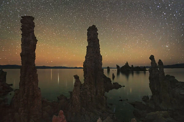 Tufa formations and star sky at Mono Lake - USA, California, Mono, Mono Lake