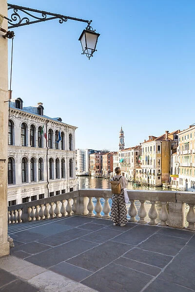 Turist on Rialto Bridge, Venice, Veneto, Italy