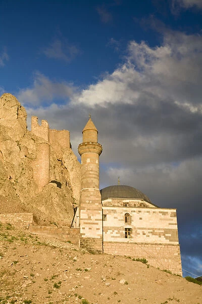 Turkey, Eastern Turkey, Dogubayazit, Ruins of ancient fortress behind Ishak Pasa Palace