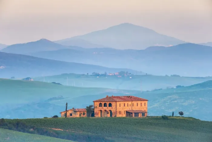 Framed Print : Tuscan farmhouse in the Val d Orcia, near Pienza, Tuscany, Italy Framed Print : Tuscan farmhouse in the Val d Orcia, near Pienza, Tuscany, Italy