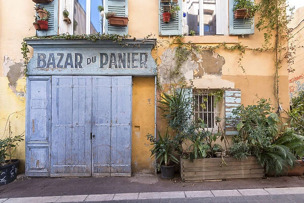 Typical building along the streets of Marseille, Bouche du Rhone department, Provence-Alpes-C√¥te d‚AoAzur region, France