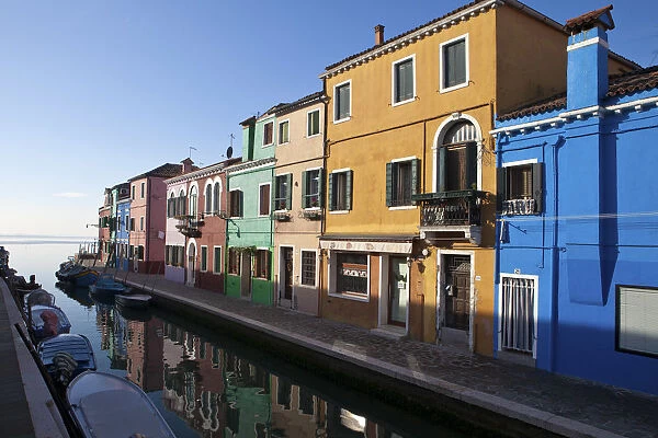 The typical Burano houses are mainly squared-shaped and are divided into two or three