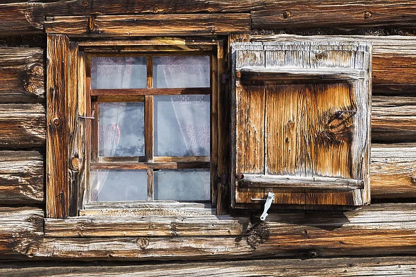 Detail of a typical house in the walser small village of Sertig Dorfli. Sertigtal