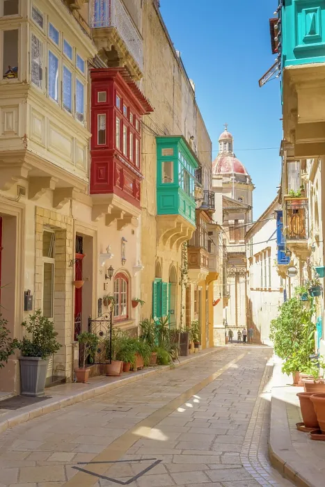 Framed Print : Typical Street of picturesque Vittoriosa (Birgu), Valletta, Malta Framed Print : Typical Street of picturesque Vittoriosa (Birgu), Valletta, Malta