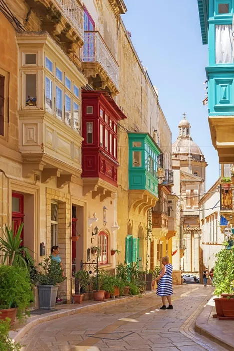 Framed Print : Typical Street View of picturesque Vittoriosa (Birgu), Valletta, Malta Framed Print : Typical Street View of picturesque Vittoriosa (Birgu), Valletta, Malta