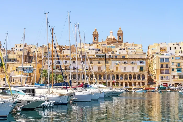 Framed Print : Typical Street View of picturesque Vittoriosa (Birgu), Valletta, Malta Framed Print : Typical Street View of picturesque Vittoriosa (Birgu), Valletta, Malta