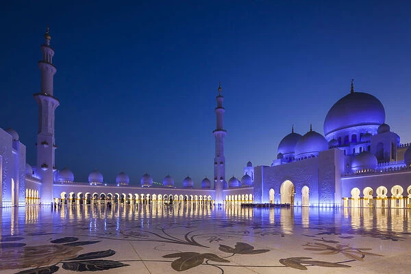 UAE, Abu Dhabi, Sheikh Zayed bin Sultan Mosque, courtyard, dusk