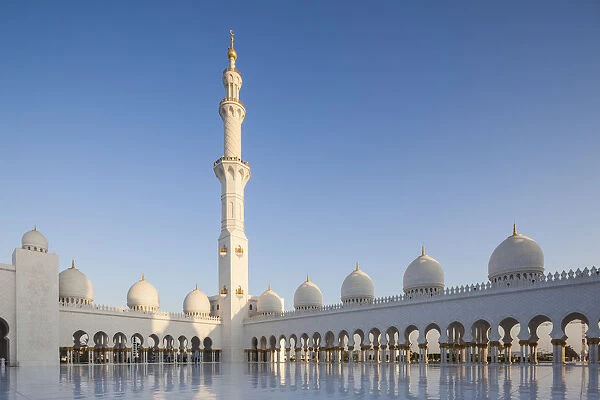 UAE, Abu Dhabi, Sheikh Zayed bin Sultan Mosque, courtyard